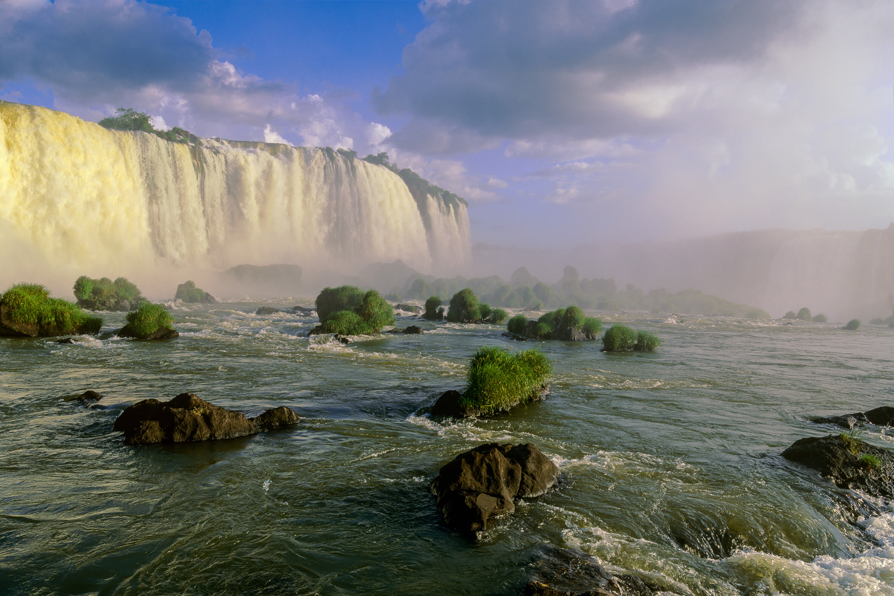 Photograph of Iguazu Falls, or Foz de Iguazu, Iguazu National Park, Brazil.  A World Heritage Site, taken by Gil Lopez-Espina